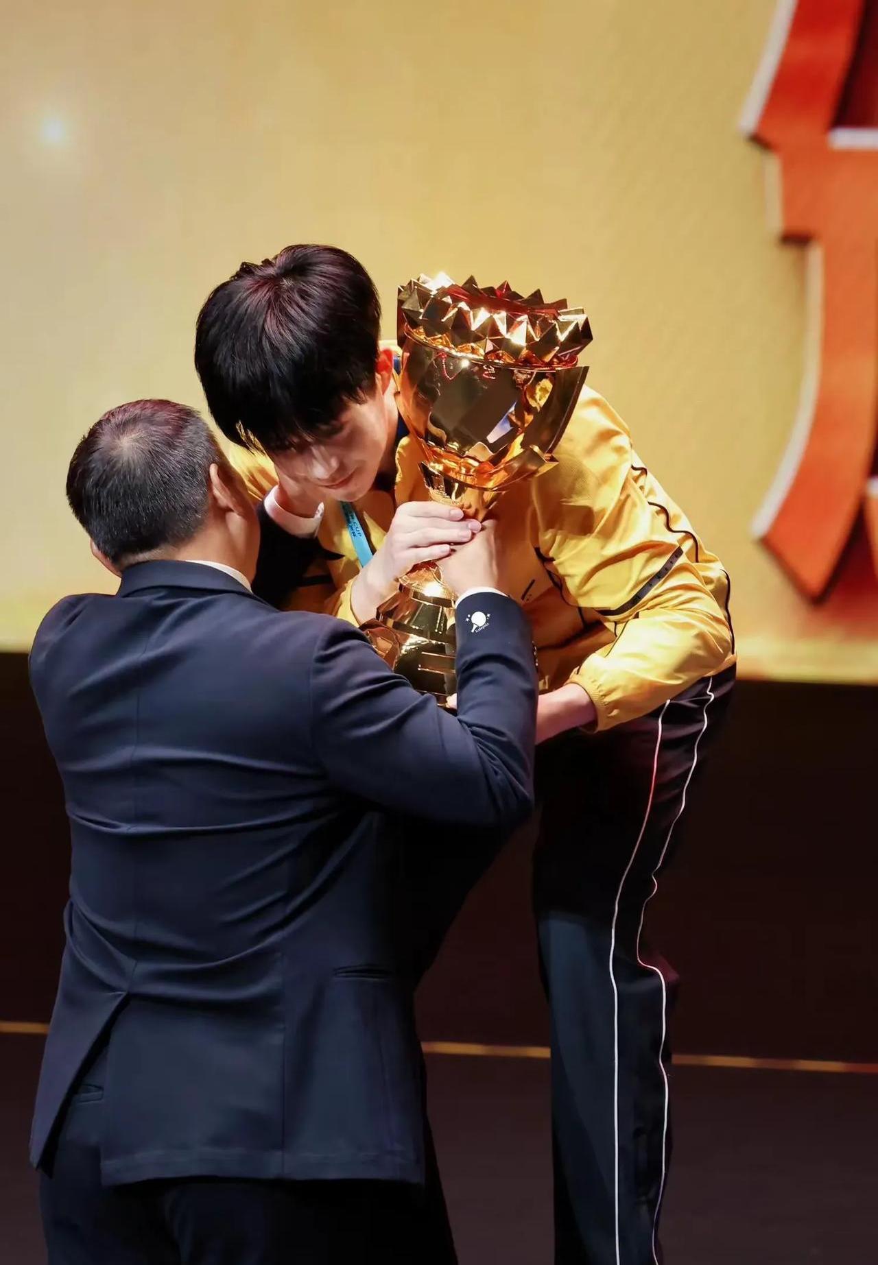 他实在到记者无言以对,真诚的孩子一点儿也装不了