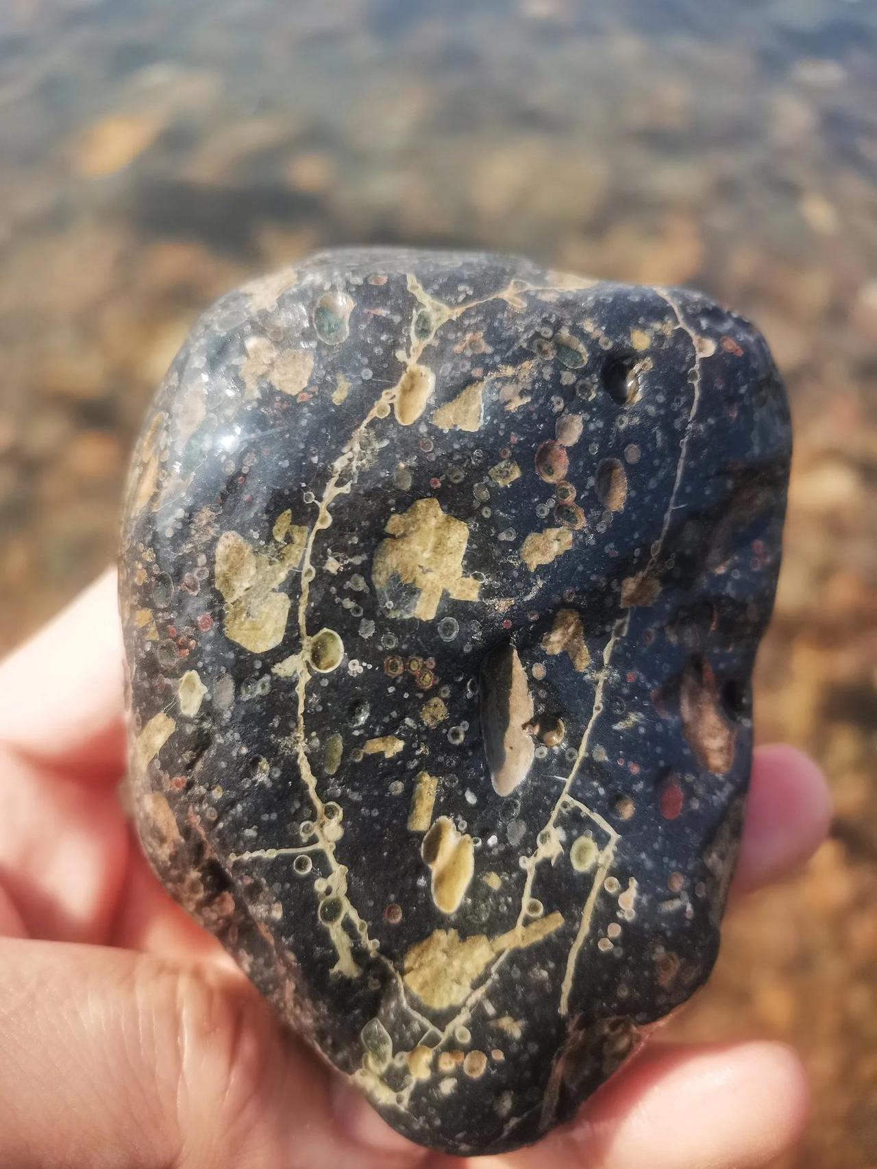 新疆天山天池能捡到石头