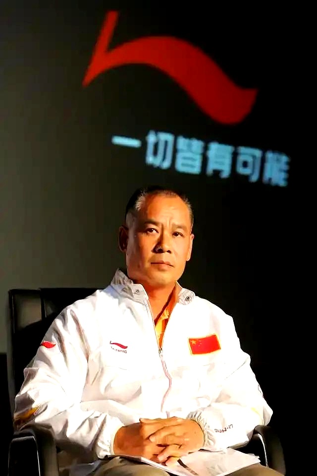 奥运会"惨败"后退役,1989年李宁服装公司成立,1990年亚运会国家运动员