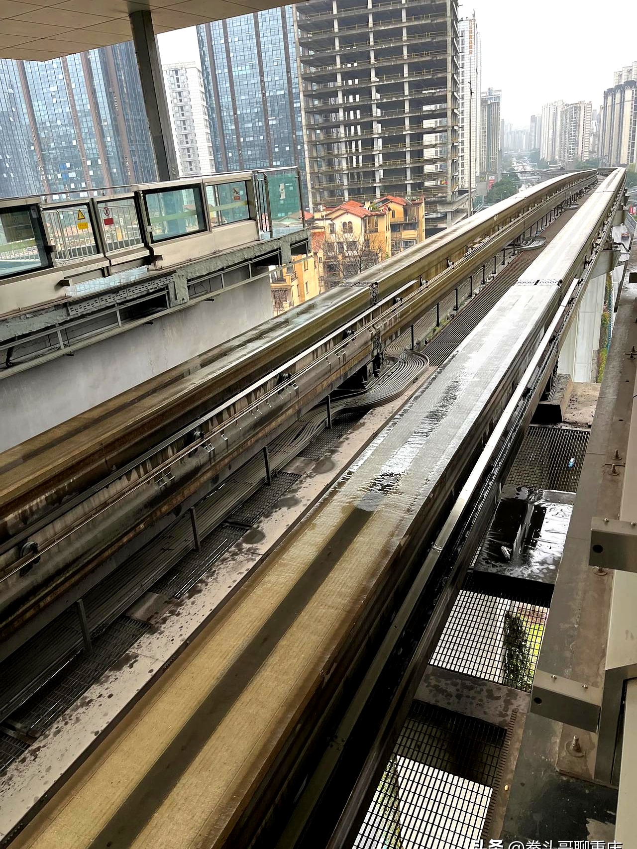 只有一条轨道,而且光秃秃的,它就能让轻轨非常