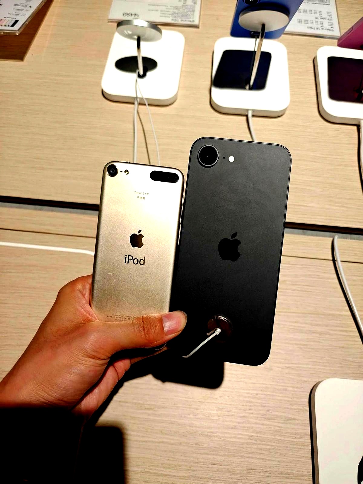 刚入手的iphone16e跟抽屉里吃灰的ipod touch6摆在一起屏幕边框