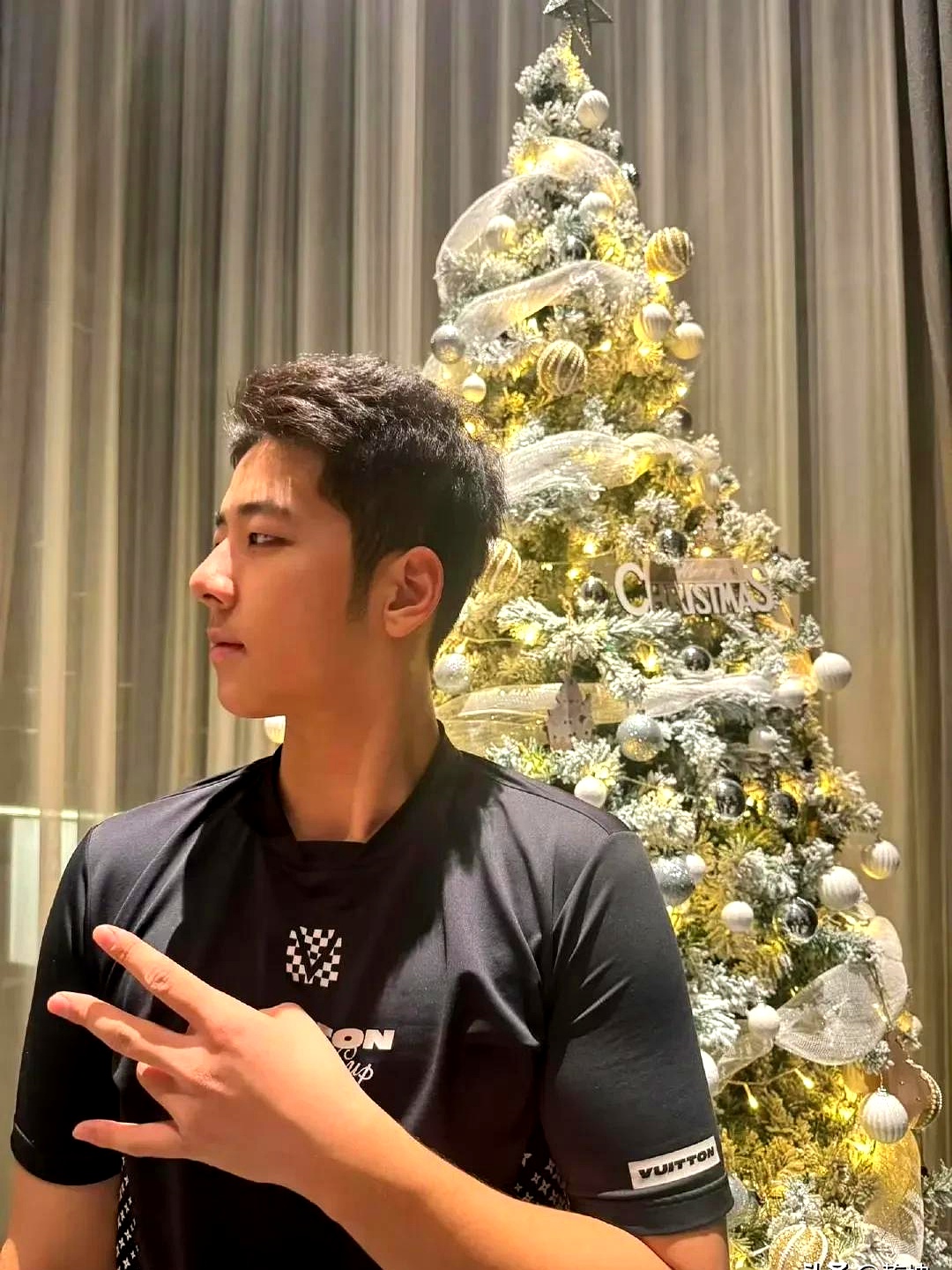的最近照片郭子睿小名叫石头如今也长成一个帅气硬朗的大帅哥了
