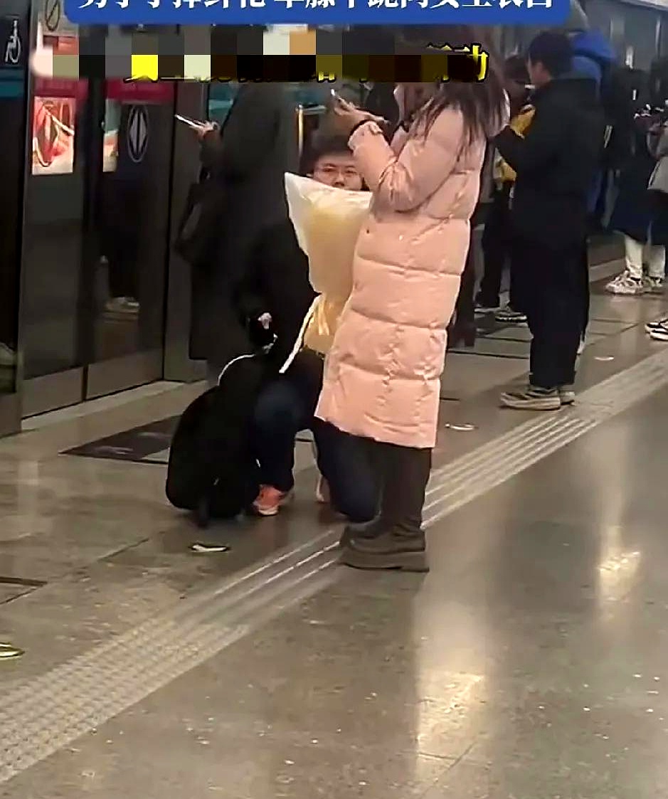 女孩全程冷漠脸,双手抱胸,低头玩手机,仿佛置身事外