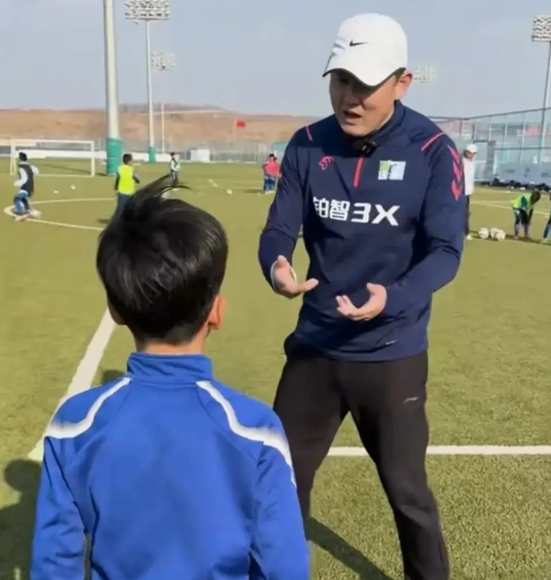 孩子妈妈同意拿出5万元摆平这事,换一张自由身证明,好让儿子转会去别