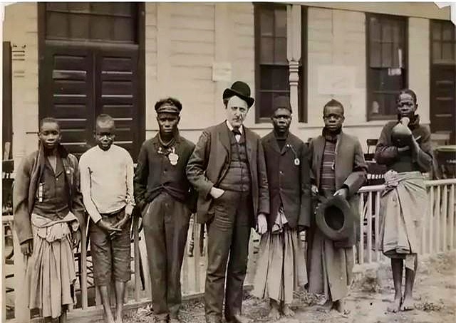 话说,南非姑娘萨拉·巴特曼,被俩白人忽悠到伦敦,结果不是享福,是进