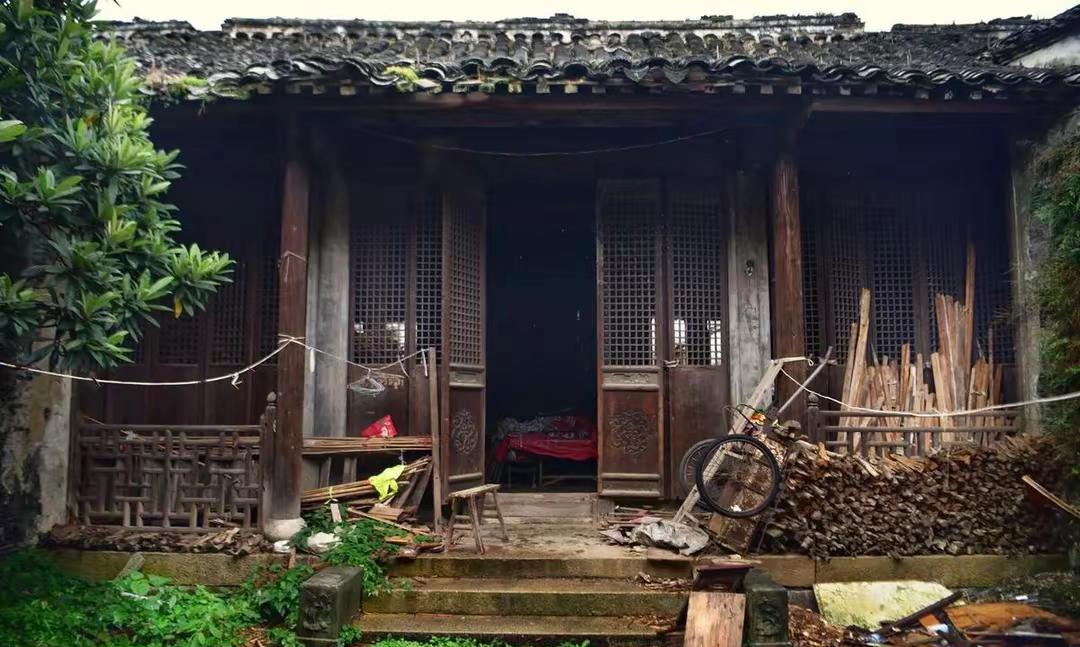 丈夫低下头,陷入沉思,似乎明白了什么