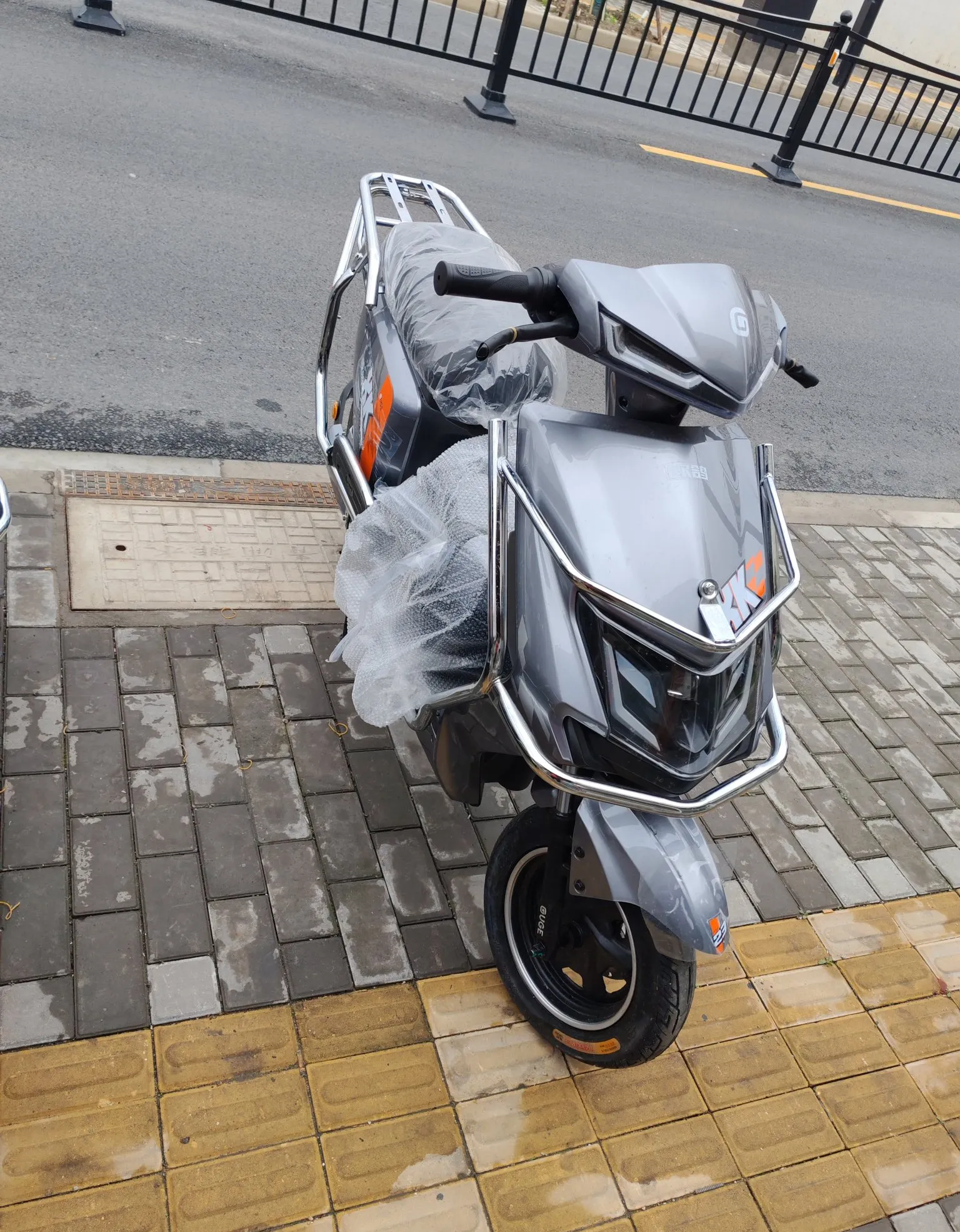 车现在越来越不好卖了,之前这款车能卖2600,现在降到2200,而且还是60