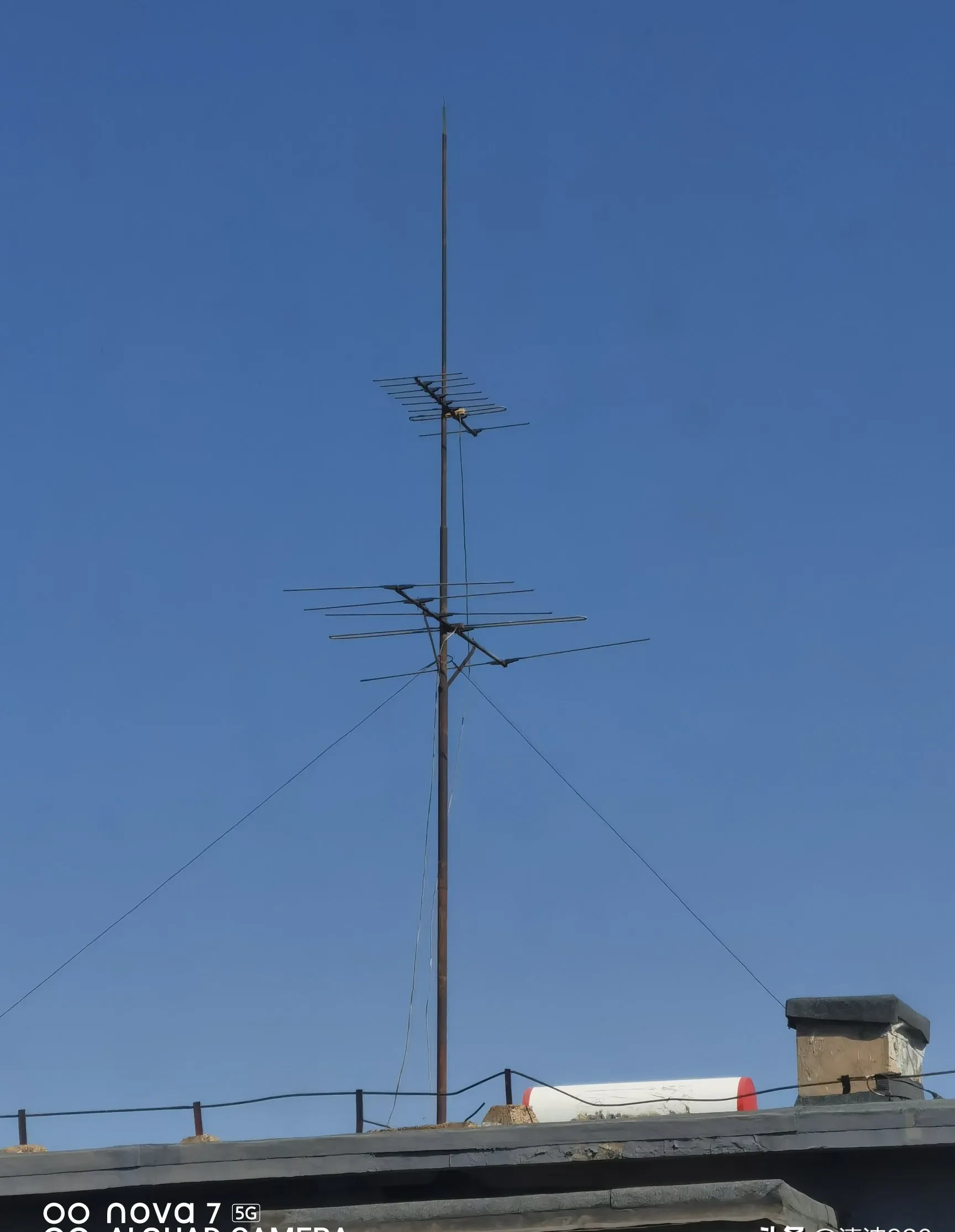 几个月前,我家对面小区的楼顶突然装上了这种天线,搞不清楚它是干啥用