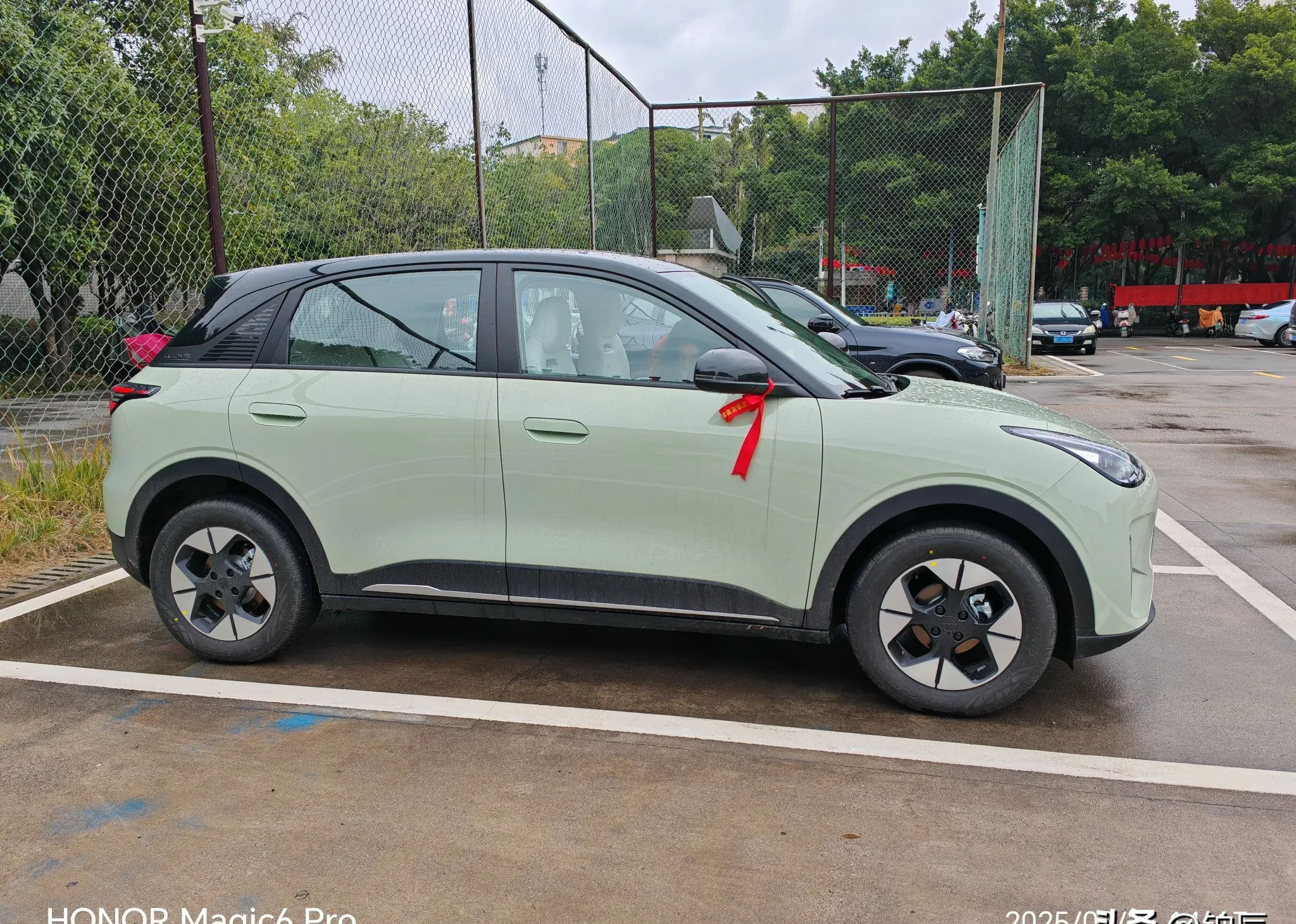 车里空间超宽敞,坐着舒服.小区停车费每个月得400块