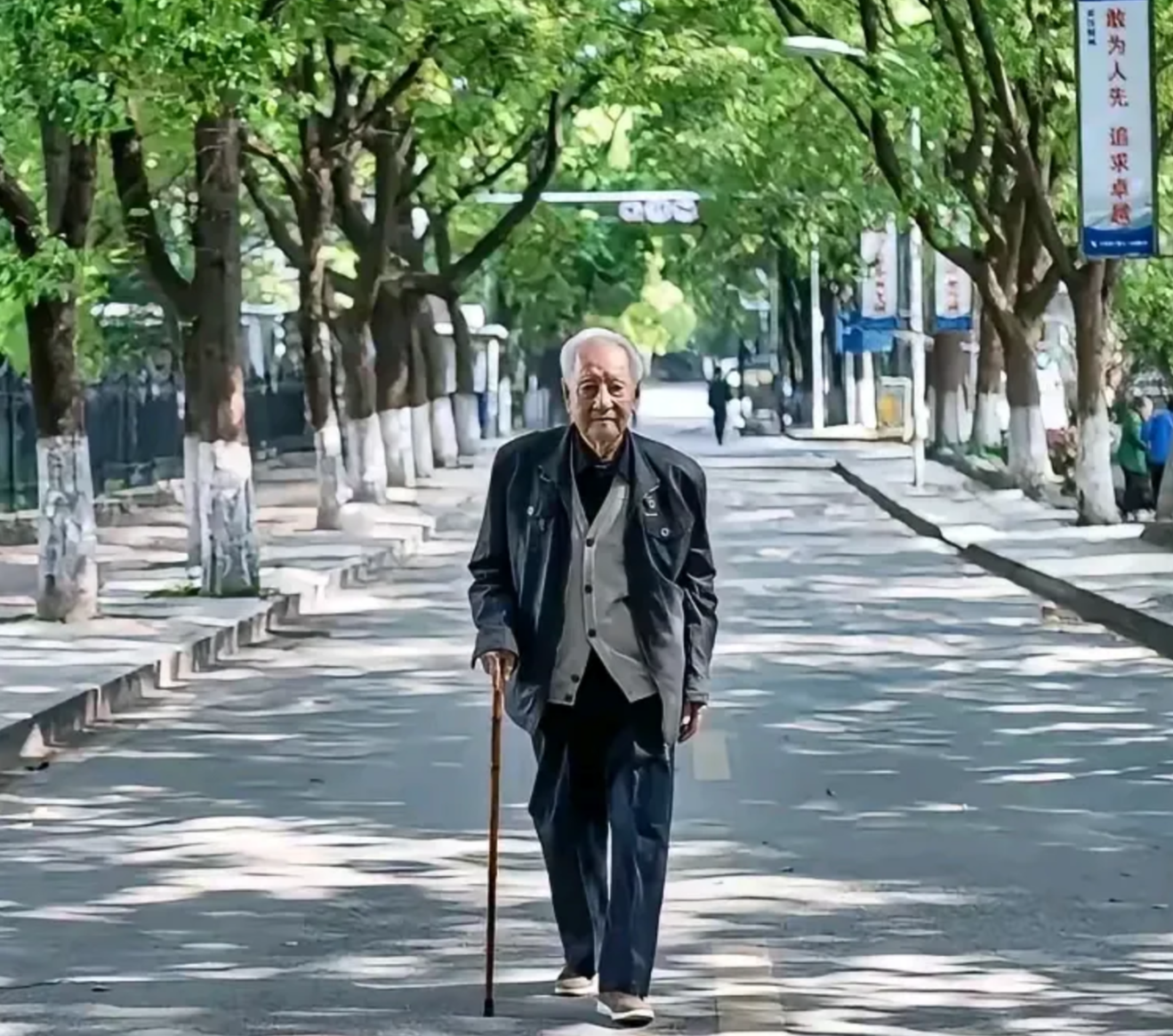 在武汉街头,这位衣着朴素,拄着拐杖,步履蹒跚迎面走来的老者,看似极其