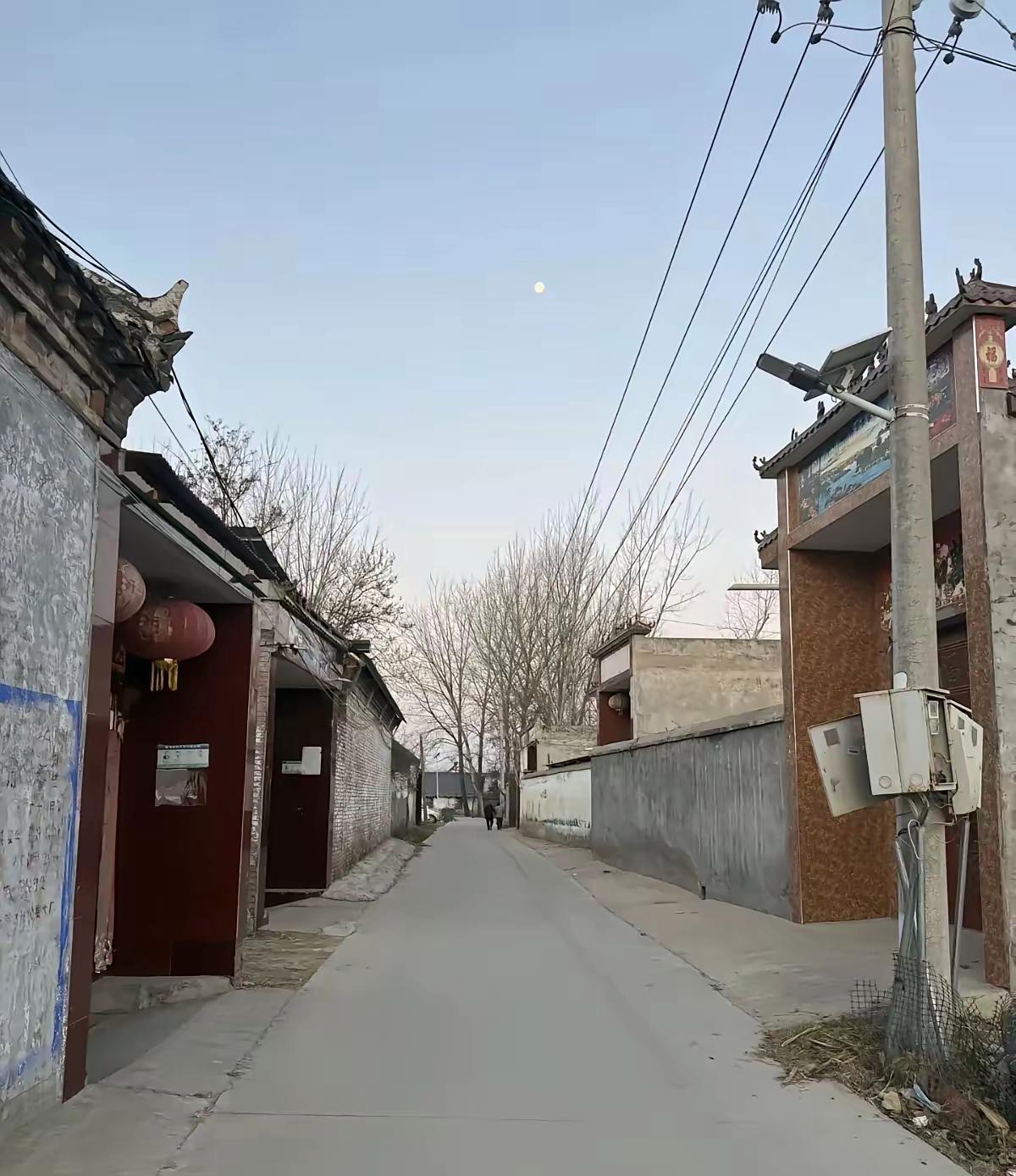 早年间大家住平房串门聊天的人特别多热热闹闹的