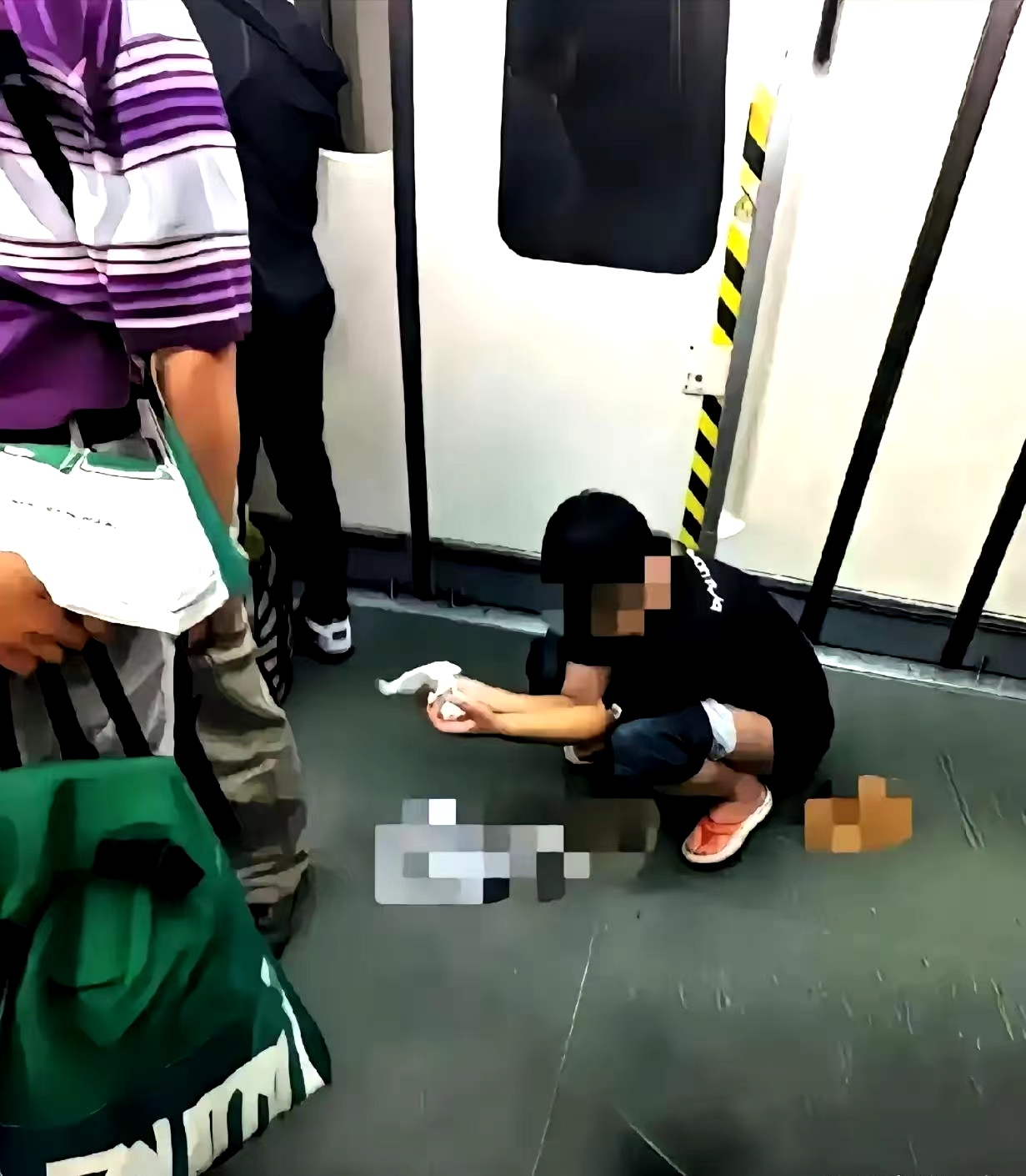 北京王府井地铁站早高峰时,一名女子因肚子不适当众排便的事件,引发了