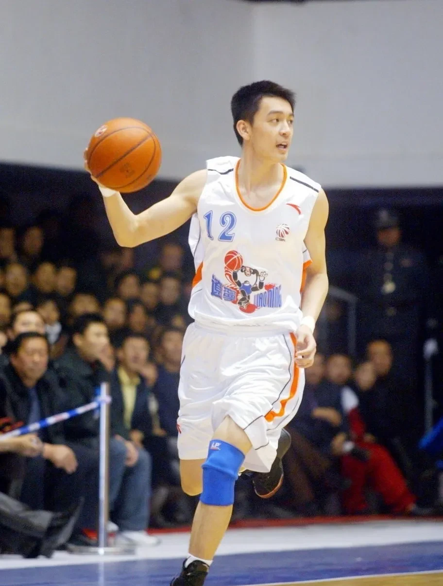 杨鸣无论是在篮球场上,还是在综艺节目里,都有一大堆粉丝,尤其是女