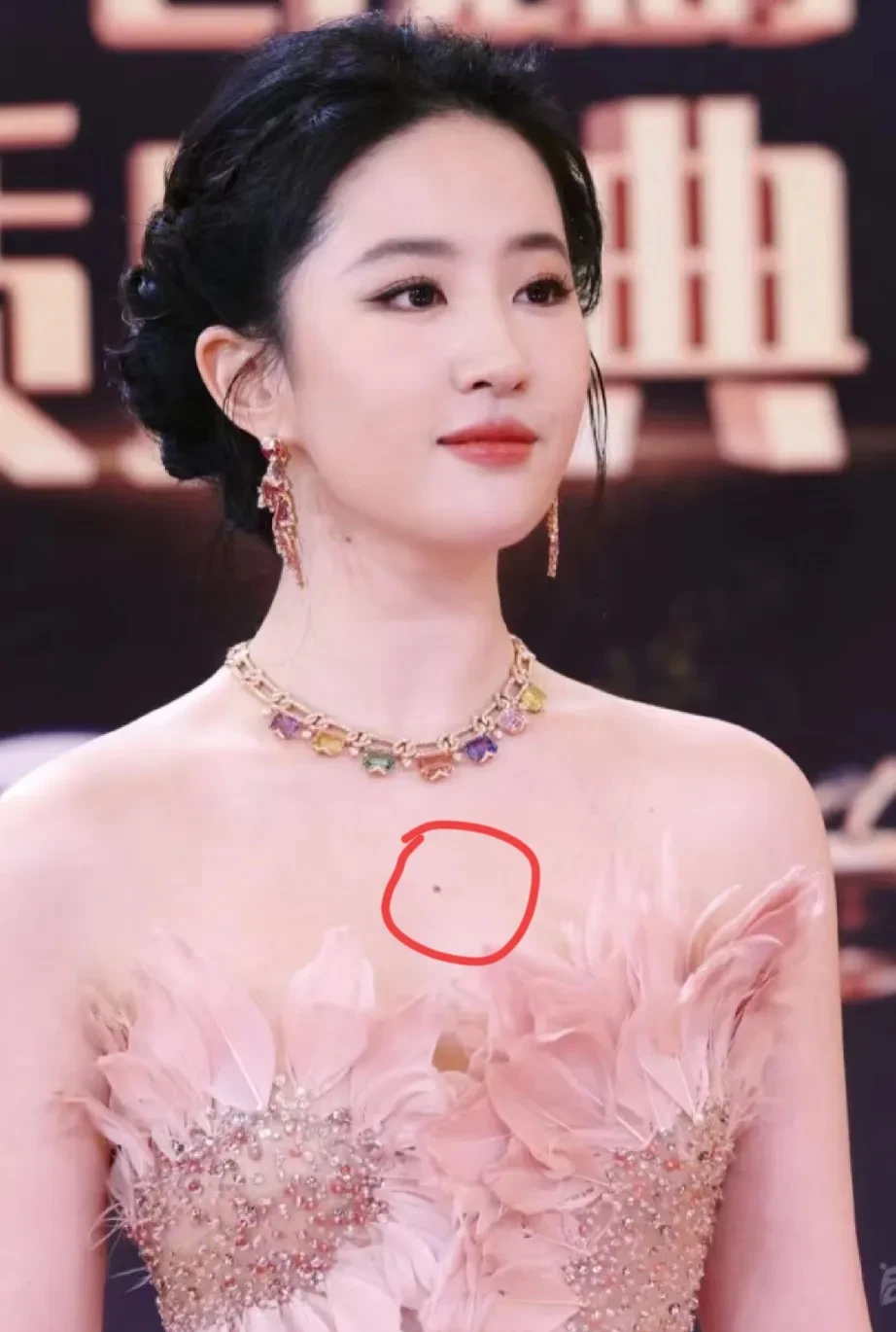 胸前有痣十大福气痣图片胸口正中间有痣图解女生胸前有痣图解胸前有痣