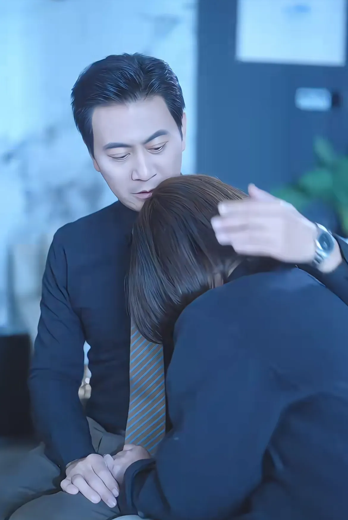 突然停电打雷,满脸皱纹的老阿姨一下子扑进了男主怀里,把我惊得目