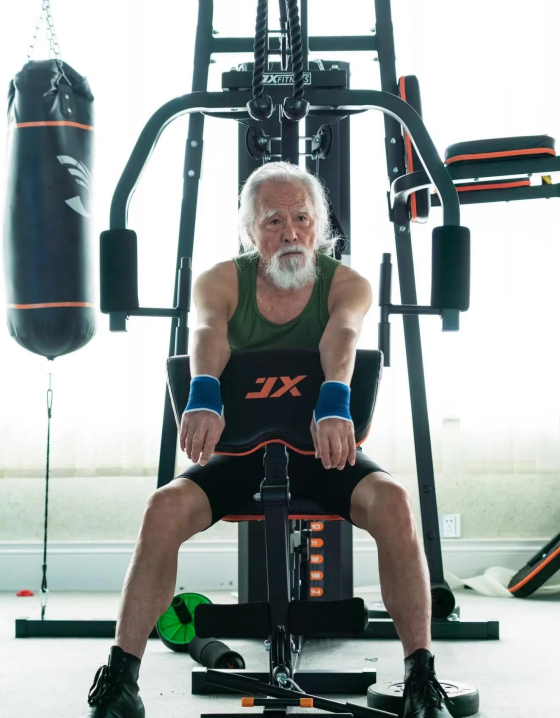 能做高抬腿,能秀肌肉,如果你不知道他