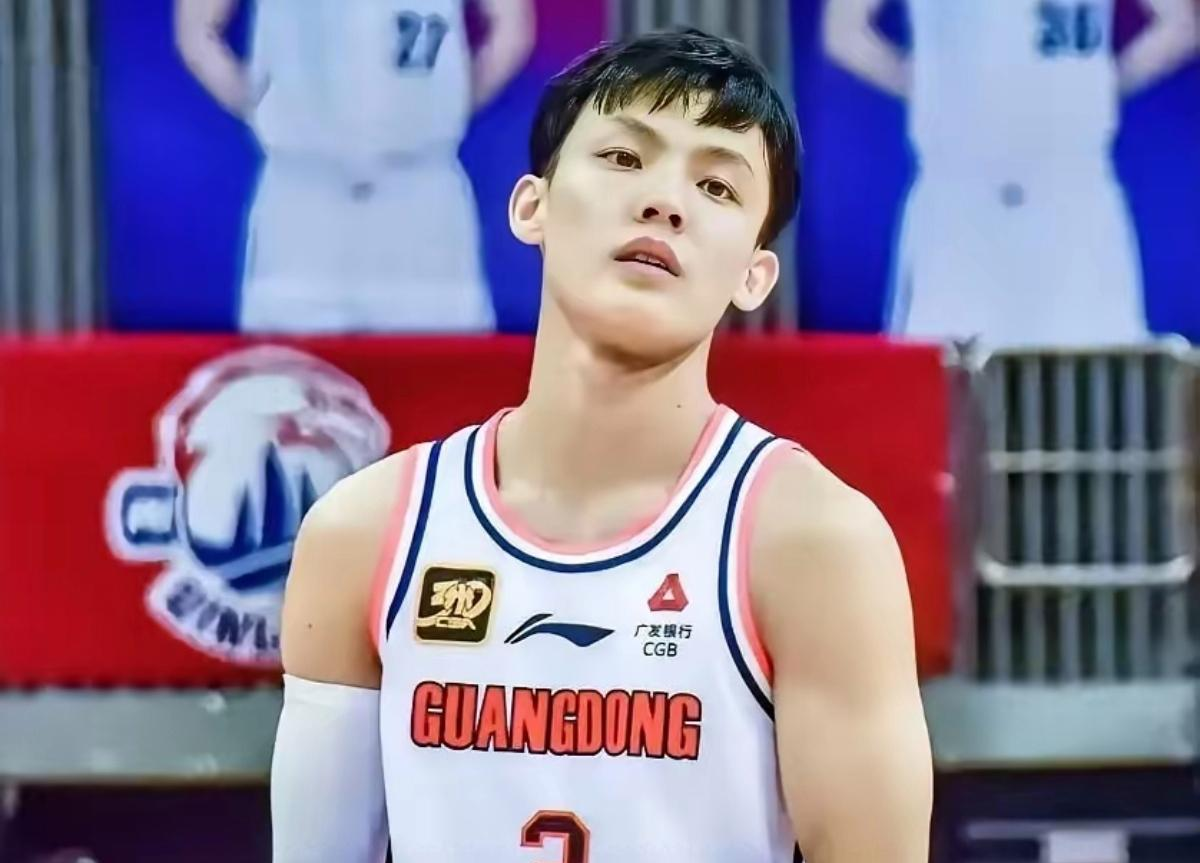 徐杰归队训练接受媒体采访