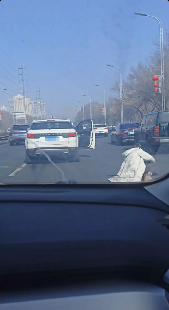 真不把生命当回事,乌鲁木齐一女子河滩路跳车 昨天开车从河滩路走