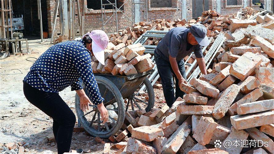 图片农村工地搬砖图片徒手搬砖的图片劳动挣钱的照片干重活   横图