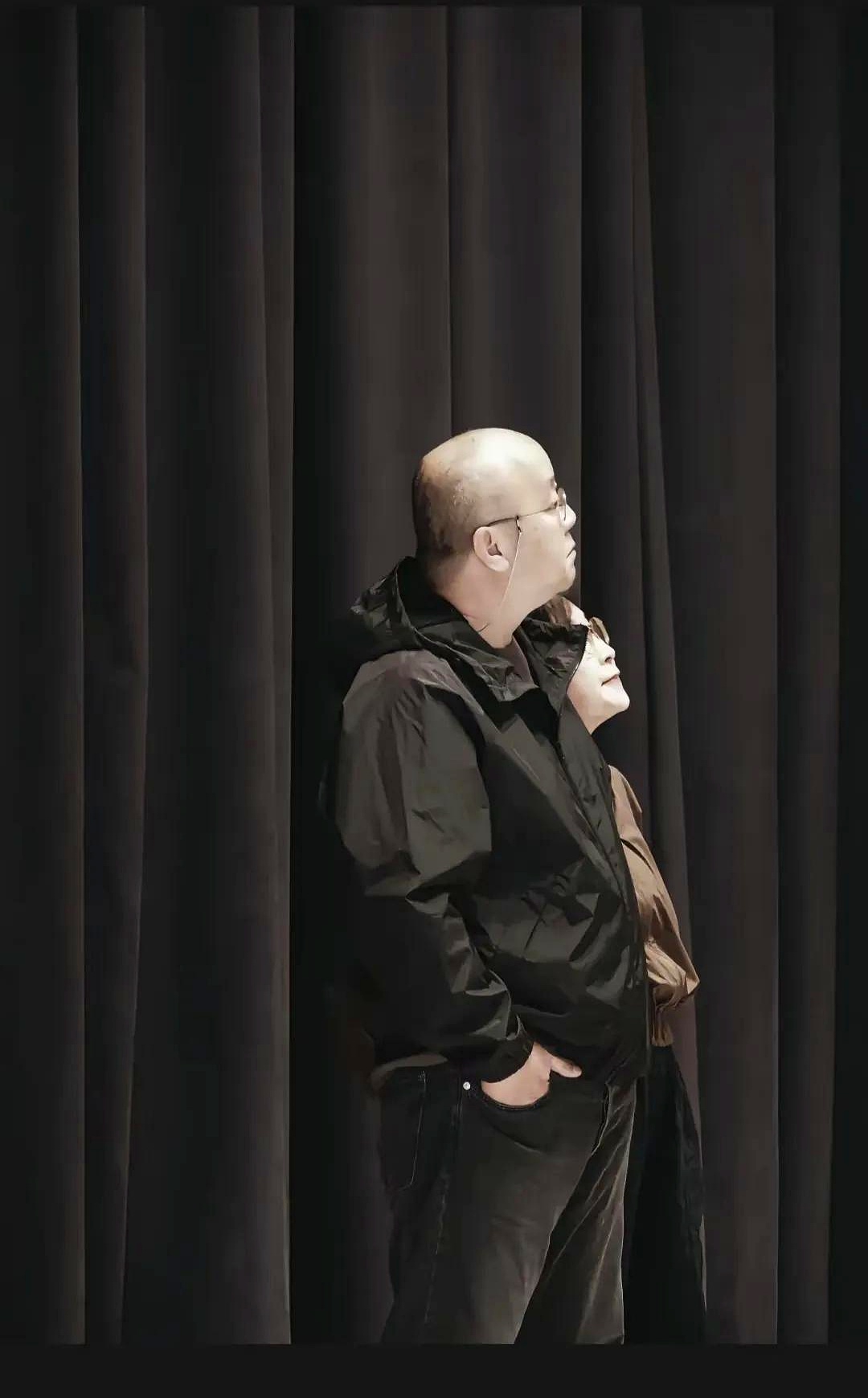 55岁的窦唯近日被网友偶遇他理了发整体看起来清秀很多没有蓄长发