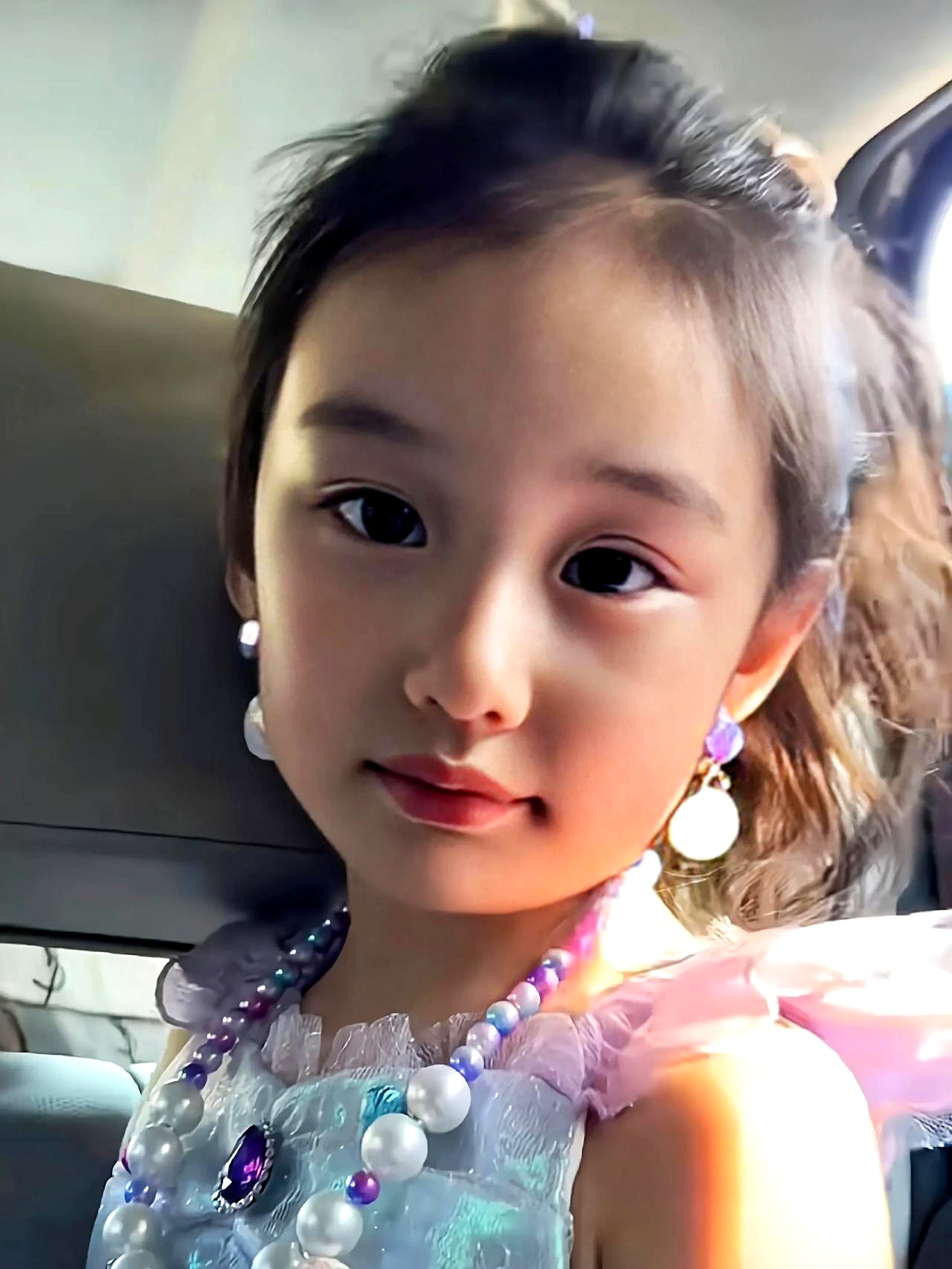 这是杨幂的女儿"小糯米",还差一个月就将满11岁了,长相十分漂亮,遗传