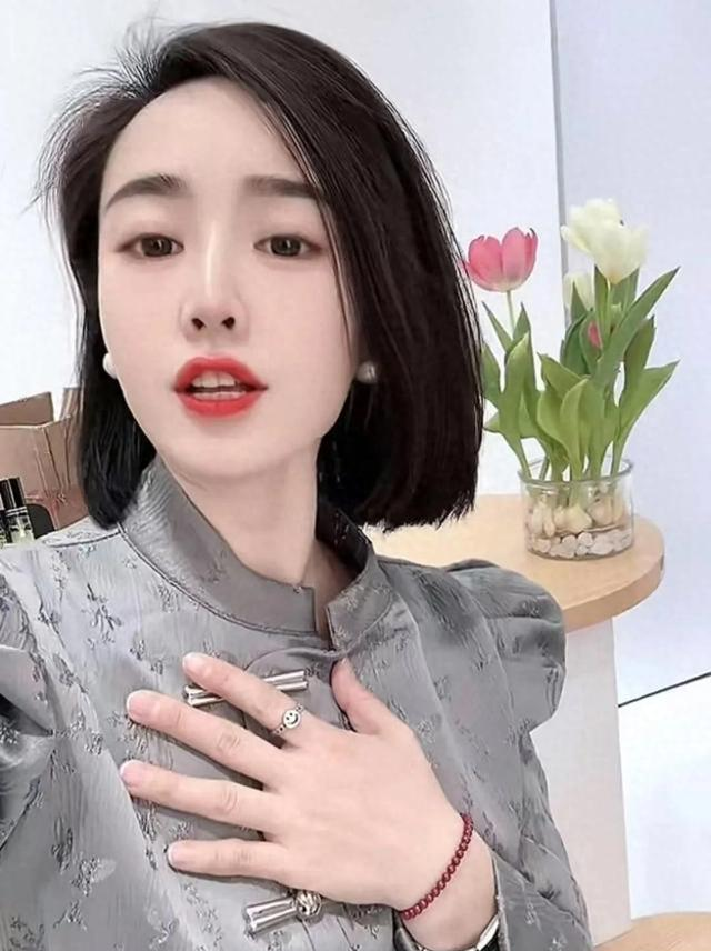陈幸运,真名陈静,几年前与丈夫离婚后独自抚养儿子,经营着一家服装店
