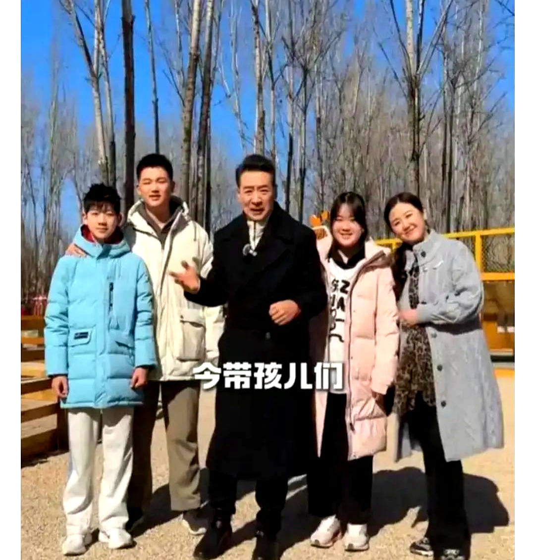 岁的寇振海带全家出来游玩三个孩子的颜值出众妻子李婷还是那么漂亮