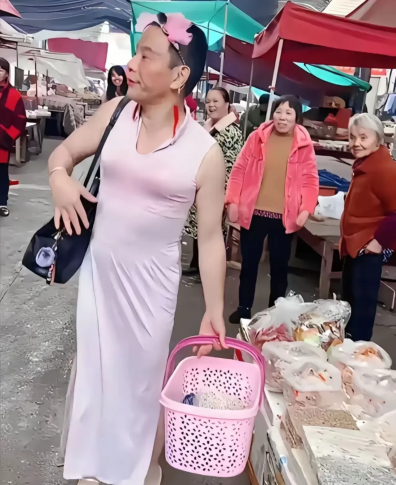 有个大妈穿着粉色旗袍,头发剪成寸头,头上还夹着一个粉色的小发夹