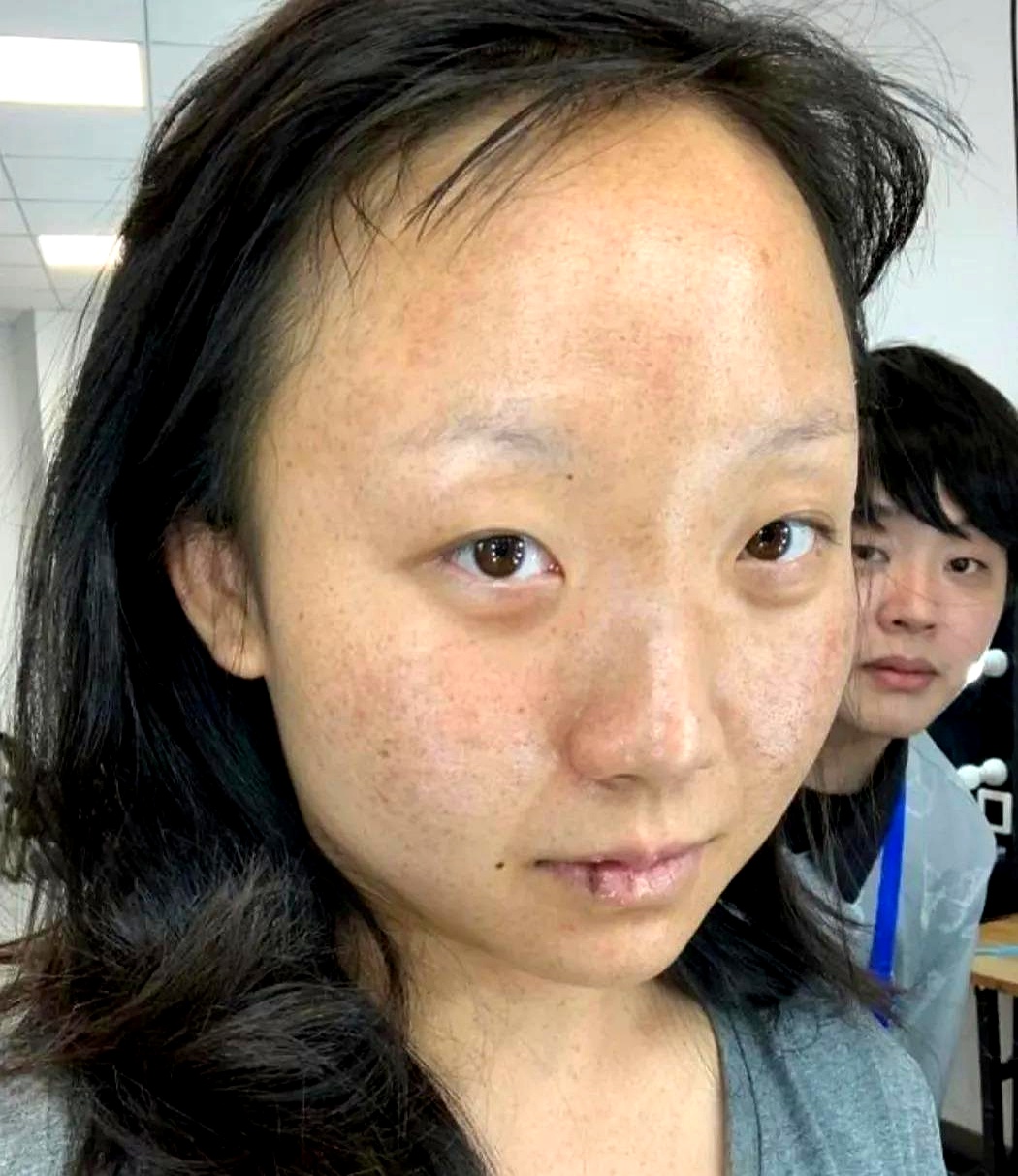 我上次在商场看见个戴渔夫帽的,捂得只剩鼻孔出