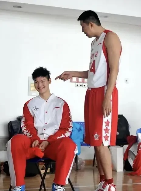 王哲林太猛了,从被全网diss,到现在超过王治郅,爬上cba历史得分榜