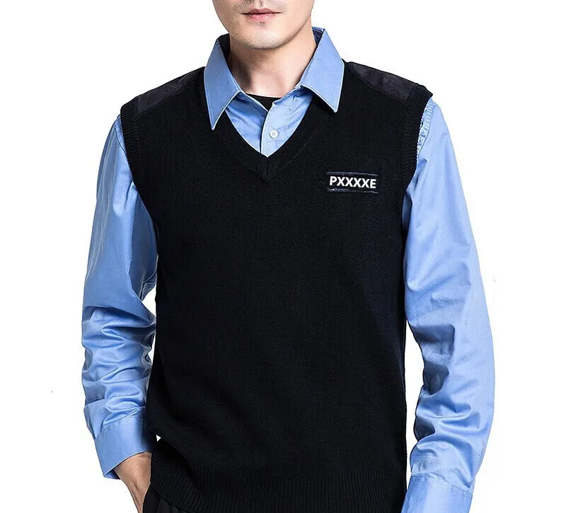 警察的蓝色内衬衫跟普通衬衣差不多,领子上也没啥标志,只有左胸口袋