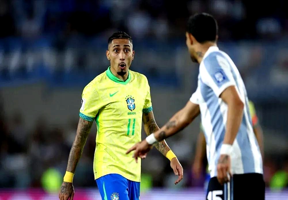 拉菲尼亚最近连续两场比赛坐在巴萨的替补席上