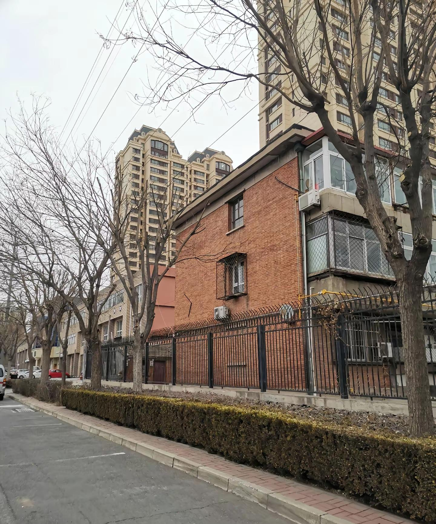相亲了一个护士,可是聊着聊着,她老是低头看手机