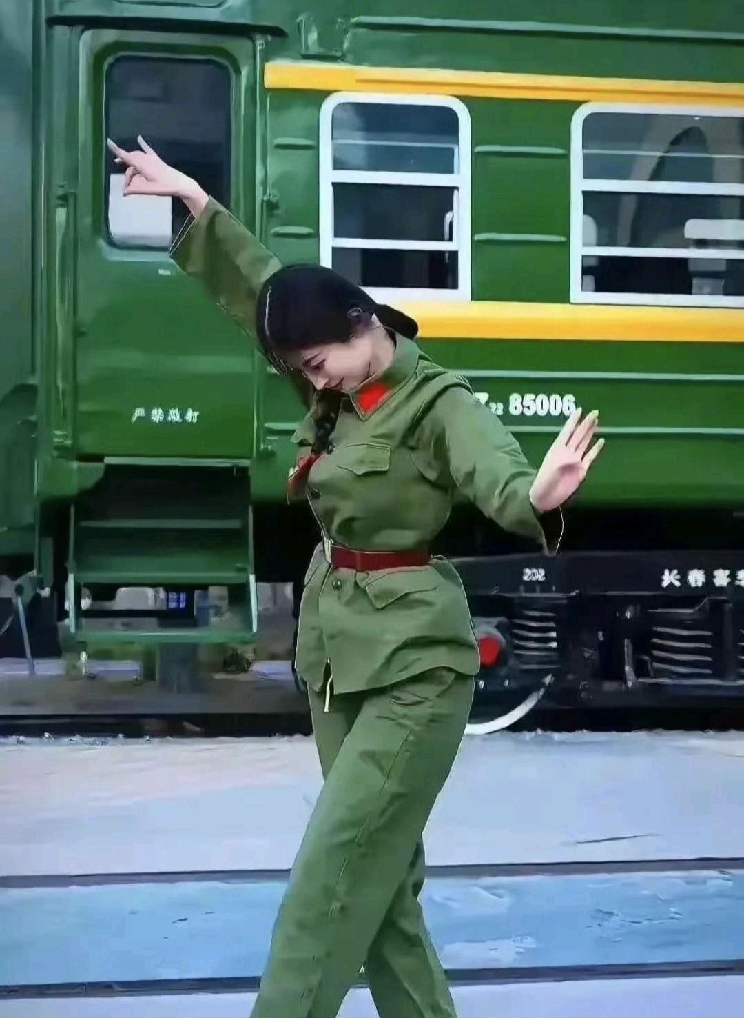 别的不说女兵这一身绿军装才是最美的