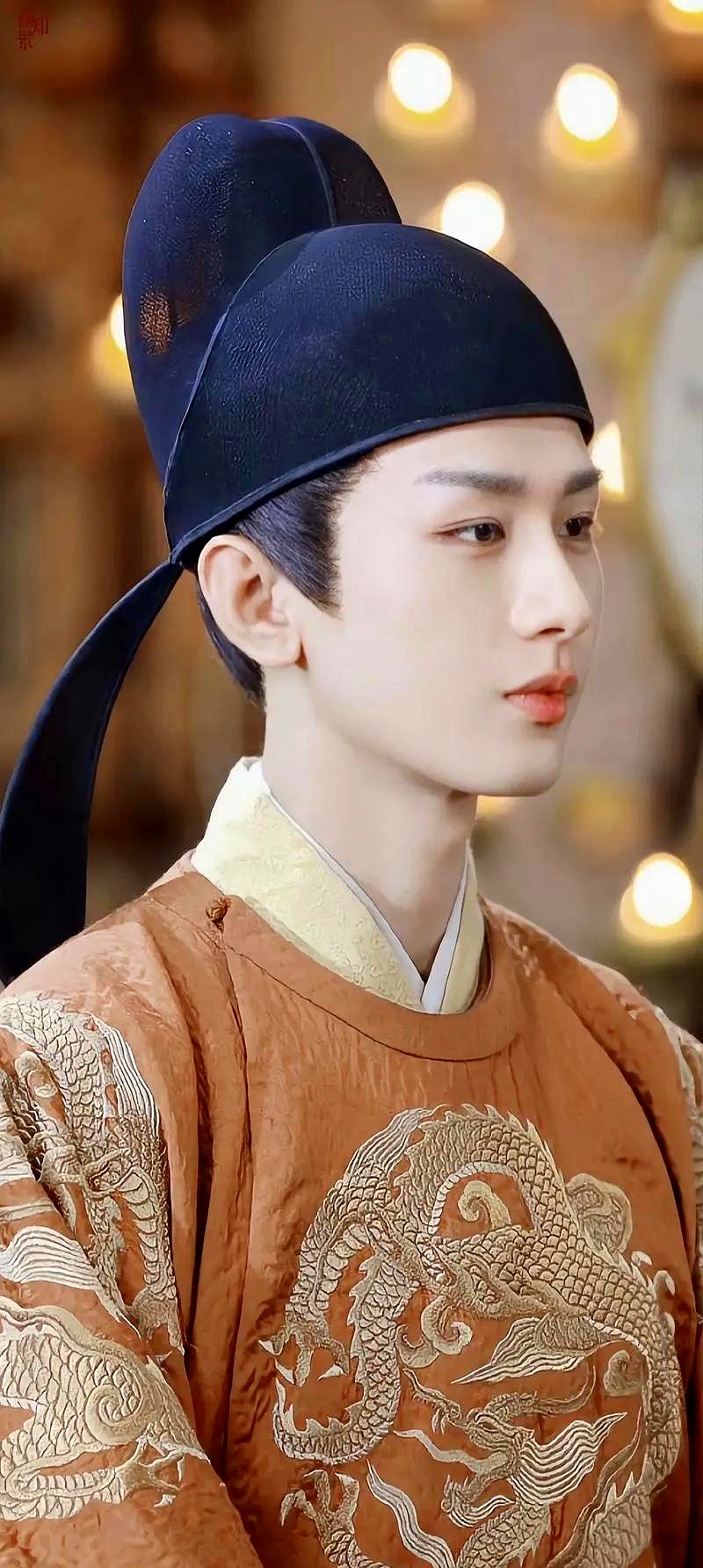 《与君歌》重新在湖南卫视热播,剧里的成毅玉冠华服,将帝王风骨从