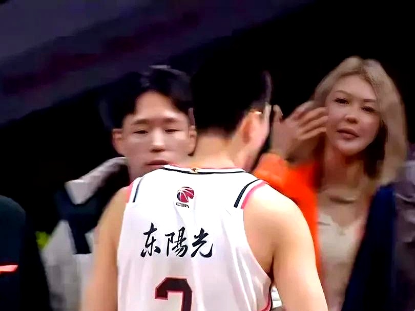 昨晚广东宏远老板娘吴迪,现身浙江男篮主场为球队加油打气!