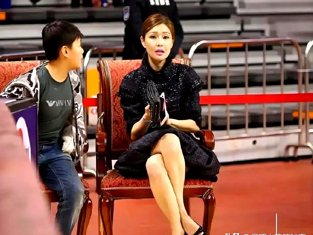昨晚广东宏远老板娘吴迪,现身浙江男篮主场为球队加油打气!