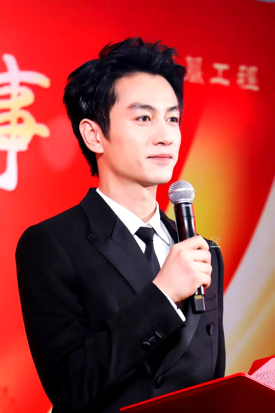 陈晓离婚后的第一次露面38岁的他状态回春比离婚前更帅眼里都有