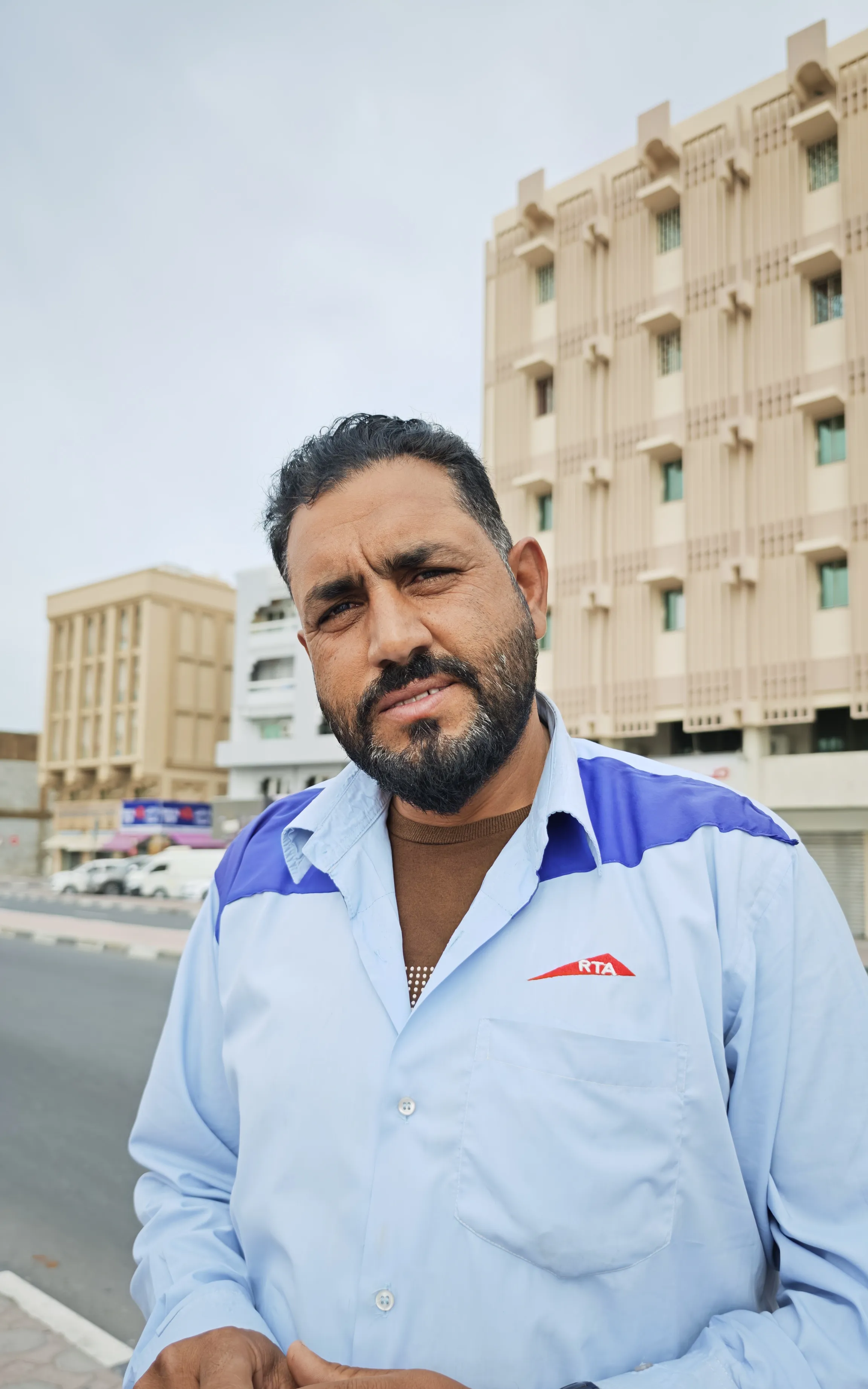 哥们巴基斯坦人,39岁,四个娃,在这边开船,图2这种船,一天工作12个小时