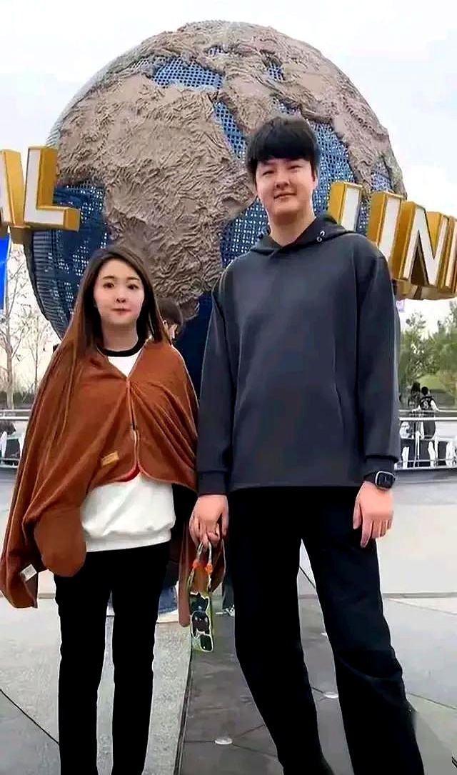 要说金龟子的老公王宁长的真帅,两人站在一起真不搭,听说金龟子的