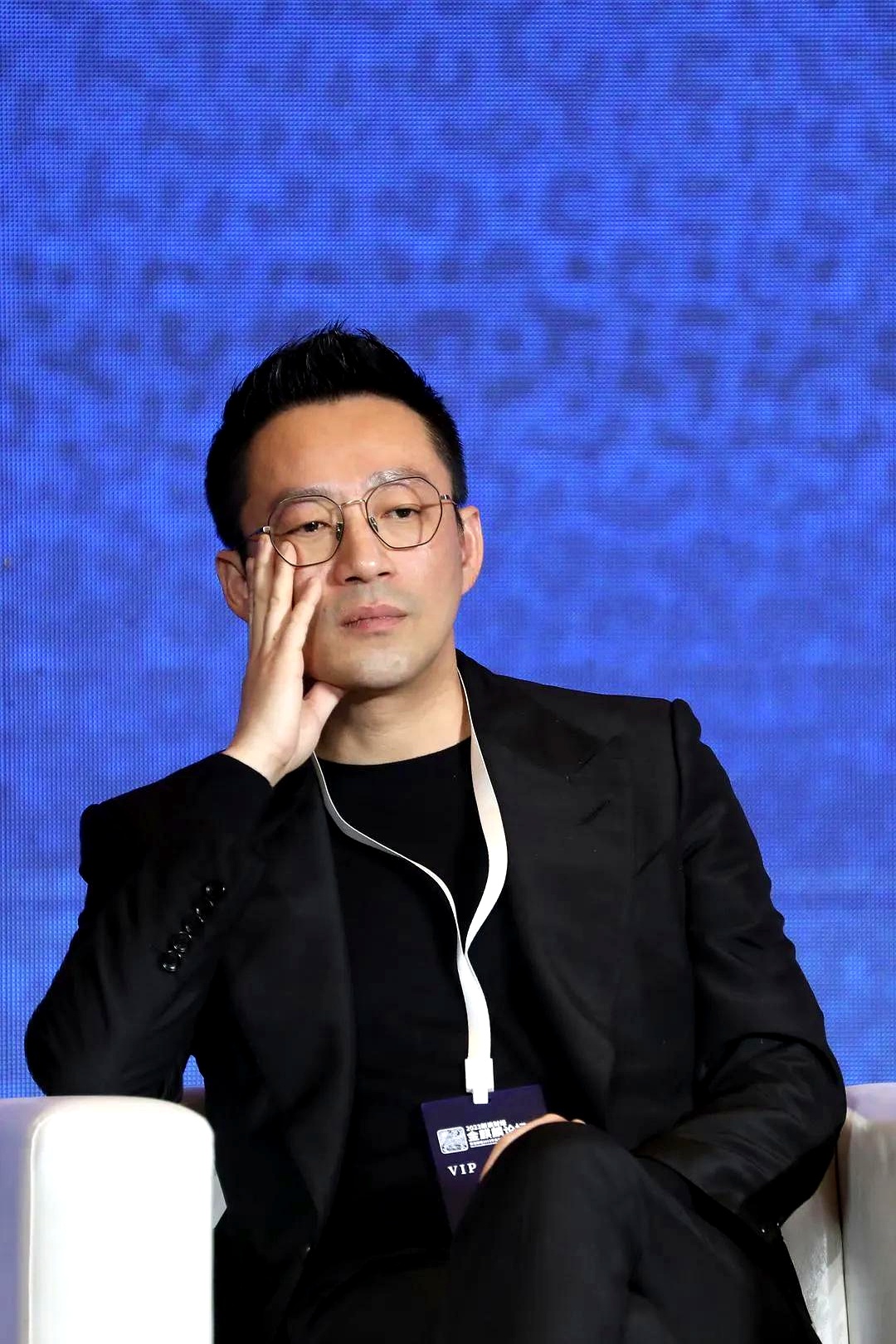 首先用户可能想突出汪小菲的付出和无奈对比大s的现状可能带有