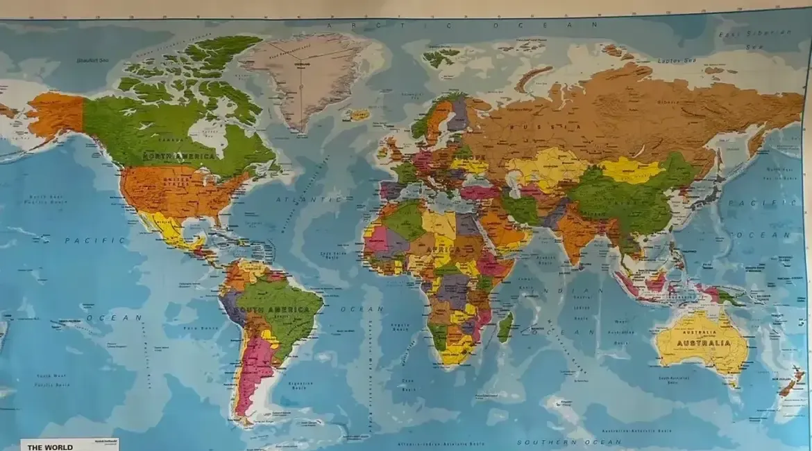 一位英国女子笑着看着地图,吐槽中国制作的世界版地图,指着中国在世界