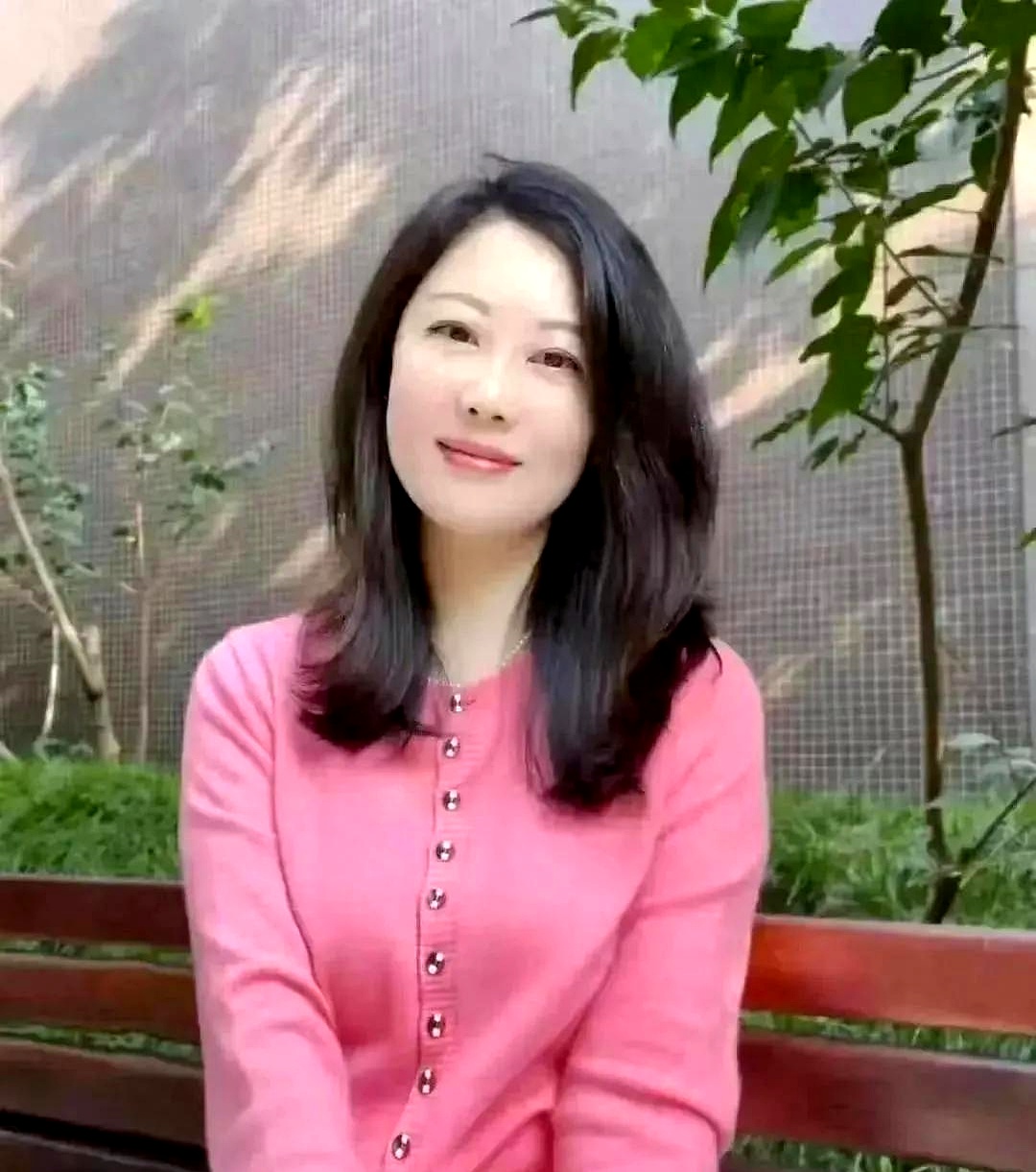 她曾有过一段婚姻,为期仅半年便结束,之后始终单身