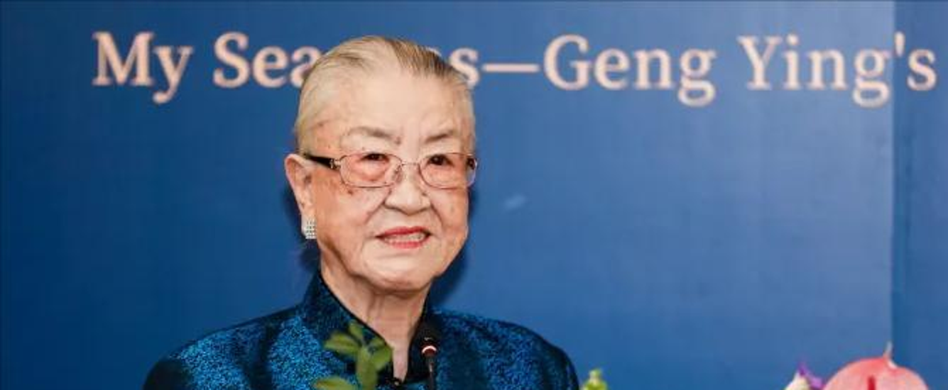 耿莹,1939年在炮火纷飞中降生的小丫头,可是国防部长耿飚的心尖宝,大