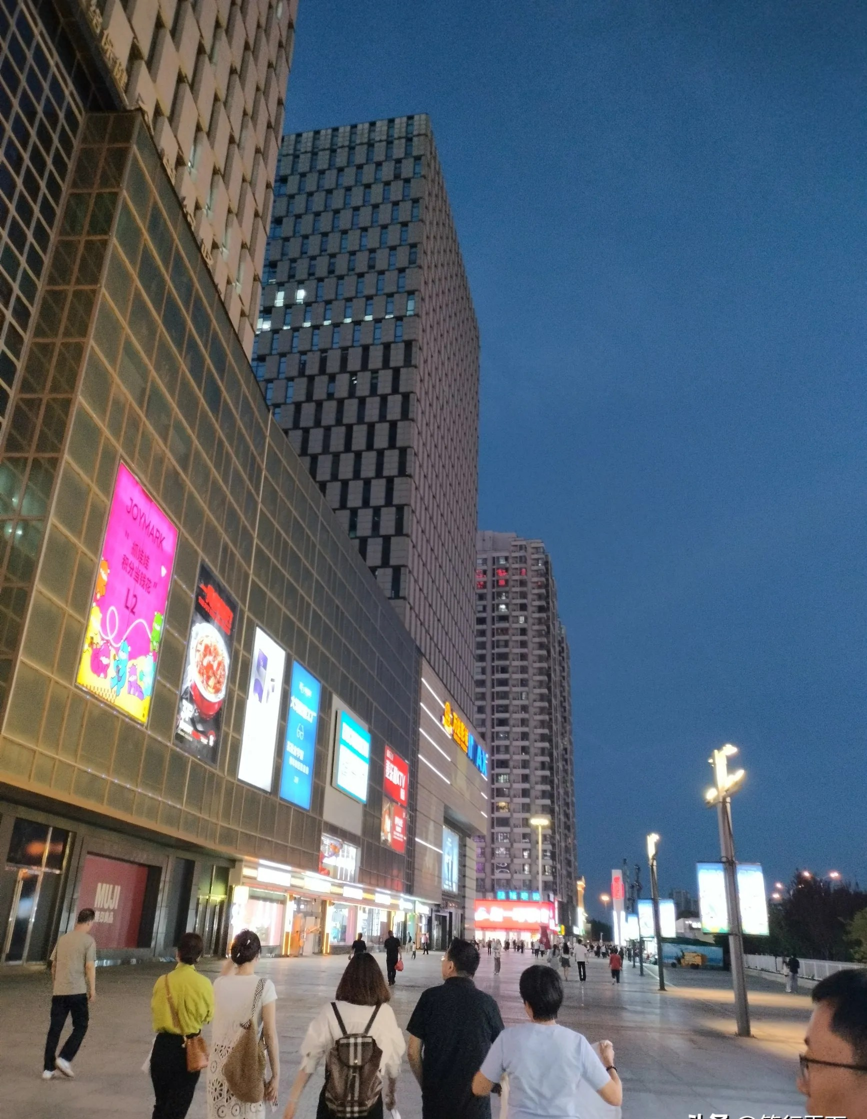 旺路鱼台县飞跃时代广场真实图片西安国宾天街实景发现一个奇怪的现象