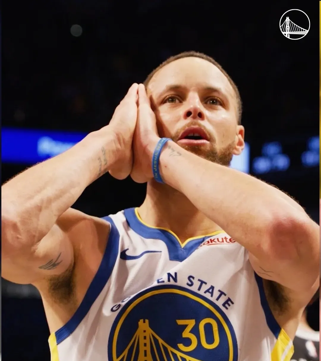 毕竟库里职业生涯已经有24 库里 摊手库里竖手指库里举四根手指的图片