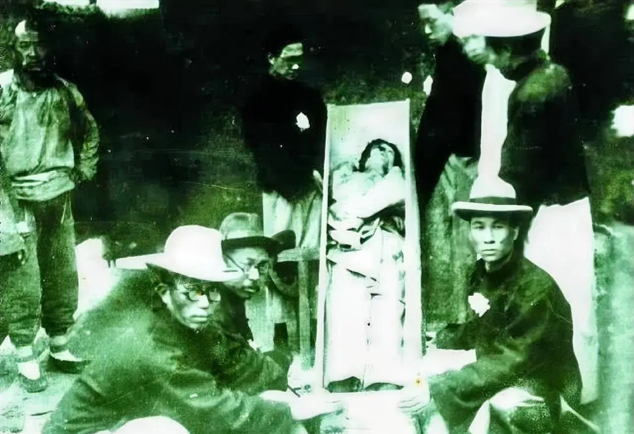 1926年,邵飘萍被害后拍的照片里,他躺在个特别小的