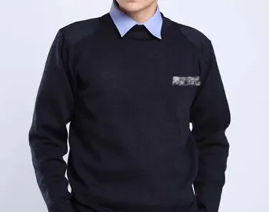 警察的蓝色内衬和普通衬衫差不多,领子上没啥特别的标志,只有左汹口