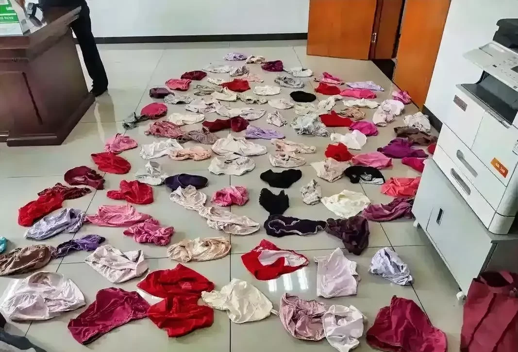 却非但不怀疑,反而开启了疯狂低蹬 没洗的内裤自慰女子7条内裤被偷