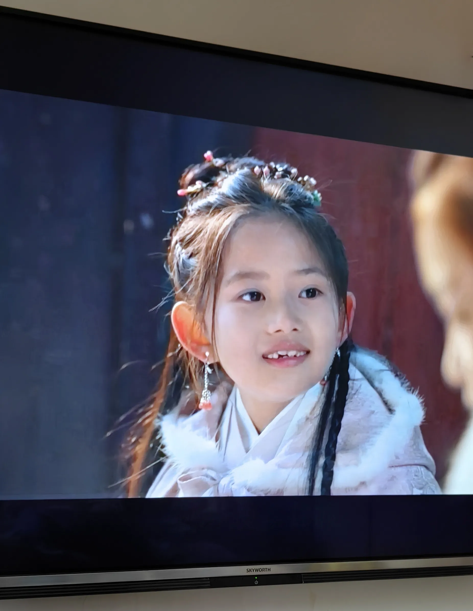 找个牙小女孩看电视剧